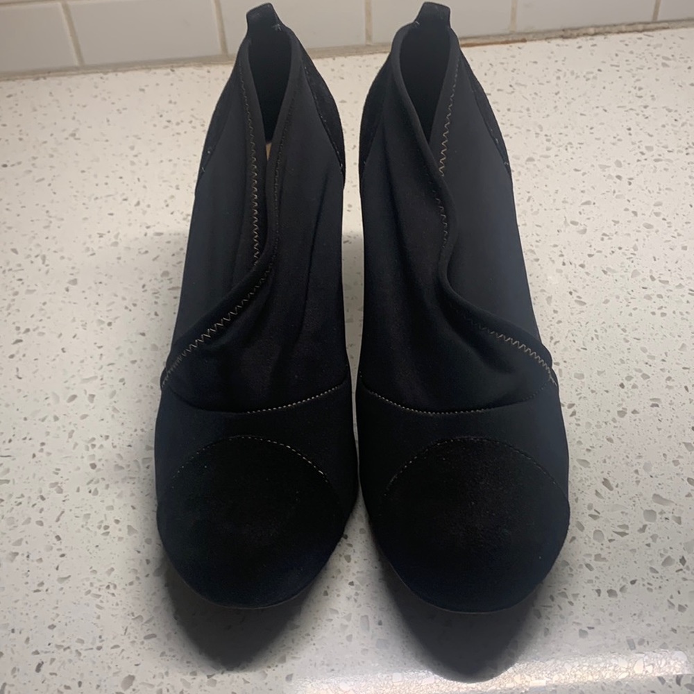 Taryn by Taryn Rose, Suede & Black Fabric with beige contrast stitching, 3” Heel